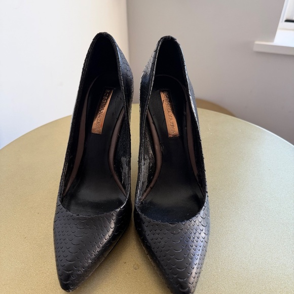 BCBGMAXARIA snake-embossed  bump-wedges with golden contrast details - Picture 2 of 5